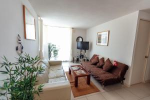 a living room with a couch and a table at Departamento Algarrobo Norte in Algarrobo