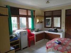 Η κουζίνα ή μικρή κουζίνα στο Villa Segar Alam Puncak