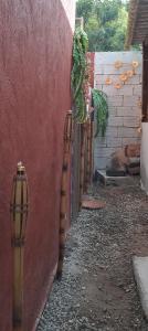 una parete rossa con una fila di vasi sopra. di Bed&Potato Studio Ilha Grande - Casa inteira para até 4 pessoas a Abraão