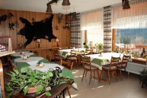 Restoran või mõni muu söögikoht majutusasutuses Schwarzwald-Gasthof Hirsch