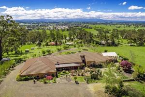 eine Luftansicht eines Hauses auf einem Feld in der Unterkunft Rosewood Park Guest Suite in Yarragon