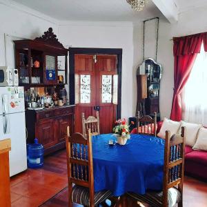 cocina con mesa y mantel azul en Hostal Cotroneo, en Viña del Mar