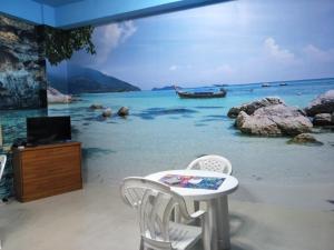 a table and chairs with a view of the ocean at Lu He Feng Homestay in Luodong