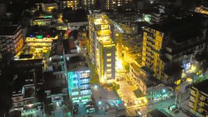 Een algemene foto van Pokhara of een uitzicht op de stad vanuit het hotel