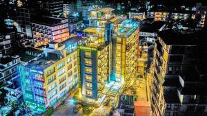 een bovenaanzicht van een stad bij nacht bij Hotel Shaara in Pokhara