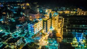 Een algemene foto van Pokhara of een uitzicht op de stad vanuit het hotel