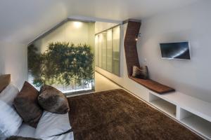 ein Wohnzimmer mit einem Sofa und einem großen Fenster in der Unterkunft Butik Design Rooms in Abádszalók