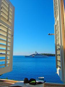 un crucero en el agua con un barco grande en Holiday Home Adriatic Pearl, en Dubrovnik