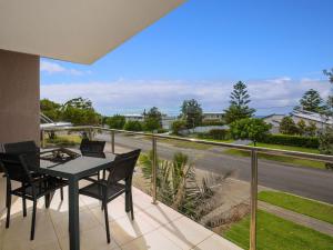 un tavolo e sedie su un balcone con vista su una strada di Solymar I Adjacent to Beach I Pet Friendly a Callala Bay