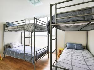 2 letti a castello in una camera con un letto di Solymar I Adjacent to Beach I Pet Friendly a Callala Bay