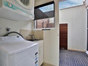 una piccola cucina con lavandino e lavastoviglie di Solymar I Adjacent to Beach I Pet Friendly a Callala Bay