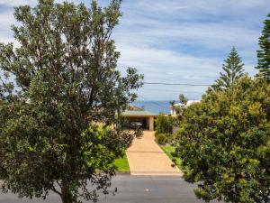 una casa con alberi di fronte a un vialetto di Solymar I Adjacent to Beach I Pet Friendly a Callala Bay