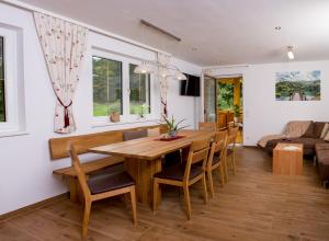 阿爾滕馬克特蓬高的住宿－Lochgrubgut，用餐室以及带木桌和椅子的客厅。