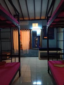 ジョグジャカルタにあるアルジュナ ガーデン ホームステイの二段ベッド2台と鏡が備わる客室です。