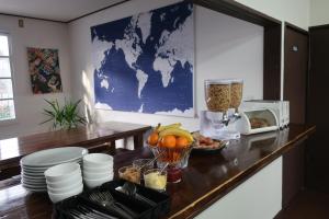 cocina con barra con fruta y licuadora en Starfall Lodge, en Hakuba
