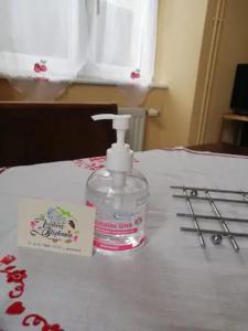 eine Flasche Seife auf dem Bett in der Unterkunft Les Locations de Stéphanie ,Gite Le Verger in Sondernach