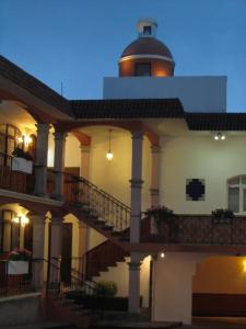 TeziutlánにあるHotel Colonialの灯台付きの建物