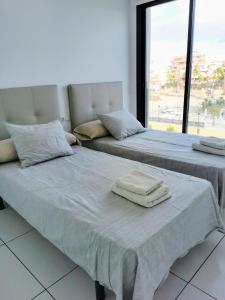 Posteľ alebo postele v izbe v ubytovaní Valentino golf penthouse bloque 2 no46 + 11 fotografií