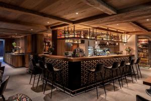 Lounge nebo bar v ubytování Hotel ZERMAMA Zermatt