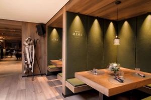 Hotel ZERMAMA Zermatt的休息区