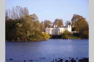 uma casa grande sentada em cima de um grande lago em Marylebone Mayfair Hyde & Regents Park w1 em Londres