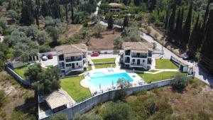 eine Luftansicht eines Hauses mit Pool in der Unterkunft Villa Agni in Yénion