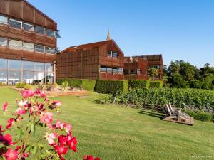 un edificio con un cortile di fronte a un edificio di Hôtel Le Saint-James a Bouliac