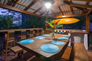 un comedor con una mesa con platos azules en The Breeze Hotel & Villas, en Tamarindo