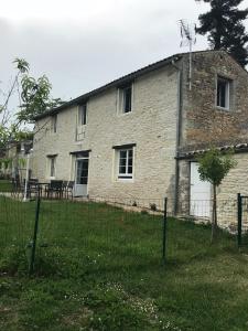 Το κτήριο όπου στεγάζεται  η παραθεριστική κατοικία