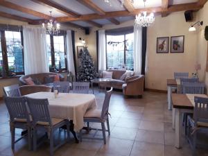 Posezení v ubytování Hotel Dworek nad Regą