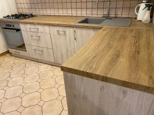 Kuchyňa alebo kuchynka v ubytovaní Apartament Przy Katedrze