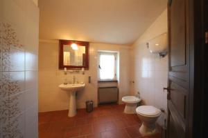 a bathroom with a sink and a toilet at Agriturismo Caiburroni in Pietralunga