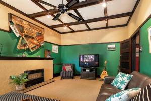 奥尔伯里Cullalo ArtHouse的客厅里有一张沙发和一台电视