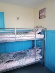 Poschodová posteľ alebo postele v izbe v ubytovaní Les Locations de Stéphanie ,gîte L'Arbre Vert