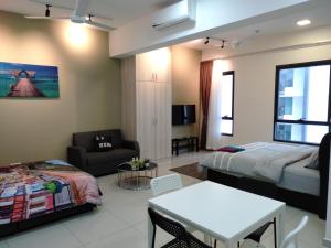 un soggiorno con letto e divano di #2 Summer Studio - One South a Seri Kembangan