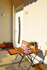 a wooden table and chairs in a room at B&B Diana in Marostica