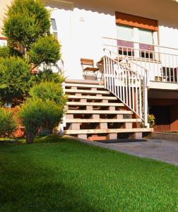 un conjunto de escaleras delante de una casa en B&B Diana en Marostica