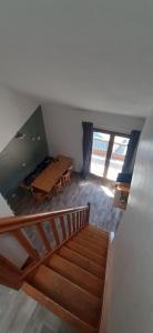 einen Blick über ein Zimmer mit einem Tisch und einer Treppe in der Unterkunft L'Ourson skis aux pieds in Valmeinier
