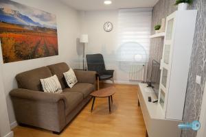 sala de estar con sofá y TV en Piso centrico y moderno en Logroño Vivienda de uso Turistico, en Logroño
