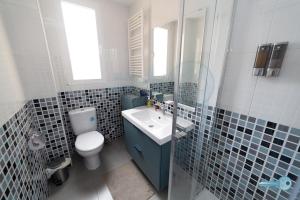 a bathroom with a toilet and a sink and mirror at Piso centrico y moderno en Logroño Vivienda de uso Turistico in Logroño +32 photos
