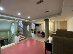 a lobby with a restaurant with a table and chairs at Podrinjski san in Loznica