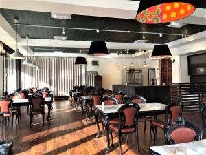une rangée de tables et de chaises dans un restaurant dans l'établissement Kagura Mitsumata Cottage, à Yuzawa