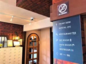 un panneau indiquant la réception d'un restaurant dans l'établissement Kagura Mitsumata Cottage, à Yuzawa