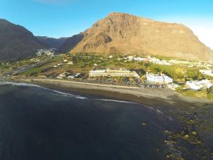 an aerial view of a beach with a mountain at Hotel Gran Rey in Valle Gran Rey