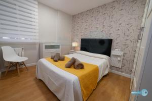 a hotel room with two beds and a tv at Piso centrico y moderno en Logroño Vivienda de uso Turistico in Logroño