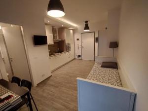Il comprend un salon avec un lit et une cuisine. dans l'établissement Appartamentino Acquamarina, à Montesilvano