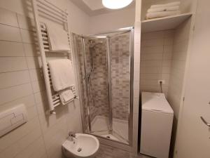 La salle de bains est pourvue d'une douche, de toilettes et d'un lavabo. dans l'établissement Appartamentino Acquamarina, à Montesilvano