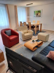 Gislifluh Frey Maya في Thalheim: غرفة معيشة مع أريكة وطاولة وكراسي