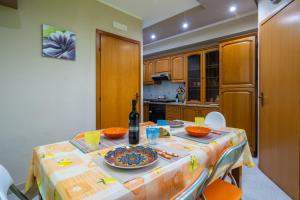 eine Küche mit einem Tisch mit einem Teller Essen drauf in der Unterkunft Casa Vacanze dell'Angelo in San Mauro Castelverde