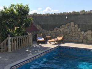 Majoituspaikassa Luxury Villa with pool and waterfall tai sen lähellä sijaitseva uima-allas